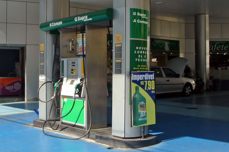 An ethanol-gasoline dual use petrol station pump in Brazil.